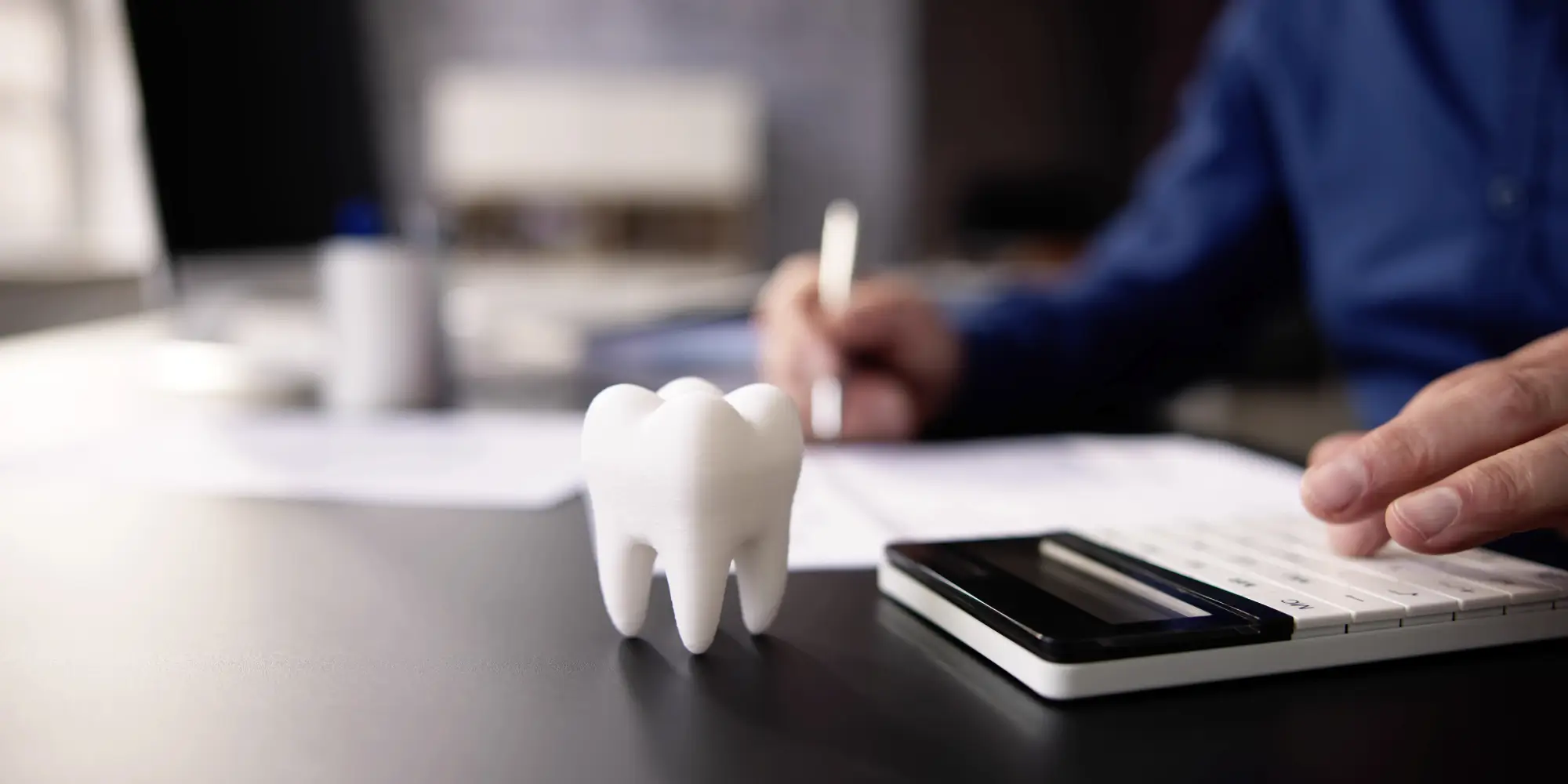 Kostenvergleich Invisalign vs. feste Zahnspange